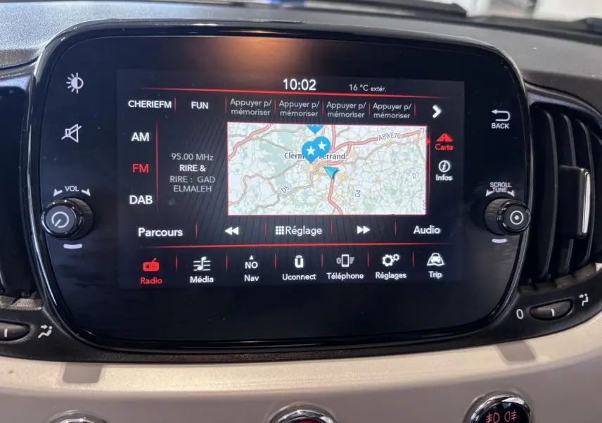 Écran tactile central Uconnect 7" HD avec navigation affichant une carte, dans une Fiat 500 verte de 2021.