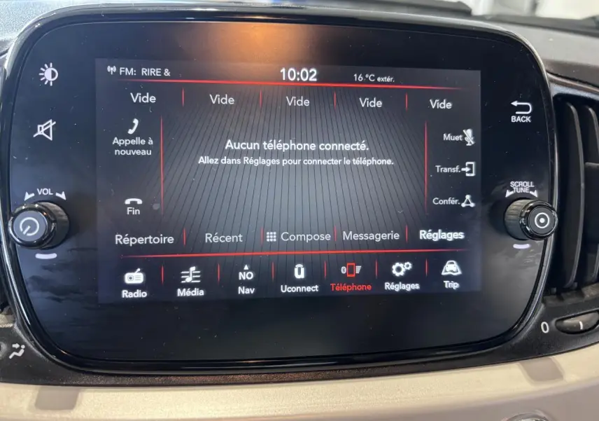 Écran tactile central du système Uconnect 7'' de la Fiat 500 Dolcevita, affichant le menu téléphone.