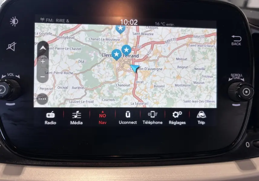 Écran tactile Uconnect 7 pouces affichant la navigation dans une Fiat 500 verte, vue intérieure du tableau de bord.