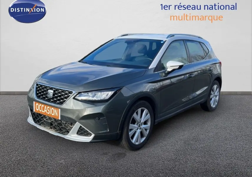 SEAT Arona gris magnétique 3/4 avant droit, avec calandre distinctive et jantes alliage 17 pouces.