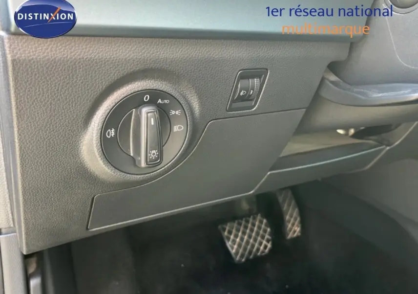 Gros plan sur la commande d’éclairage côté gauche du tableau de bord du SEAT Arona gris métallique.