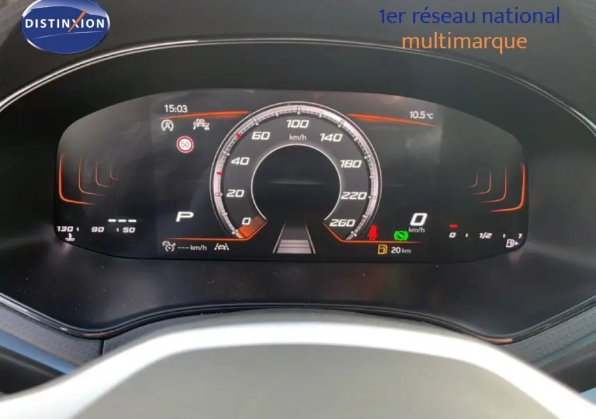 Vue rapprochée du tableau de bord numérique du SEAT Arona gris magnétique, affichant la vitesse et les indicateurs.