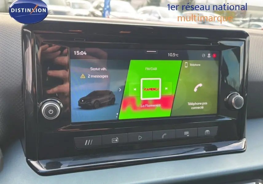Écran tactile central du tableau de bord du SEAT Arona 2025, affichant radio FM/DAB et statut véhicule.
