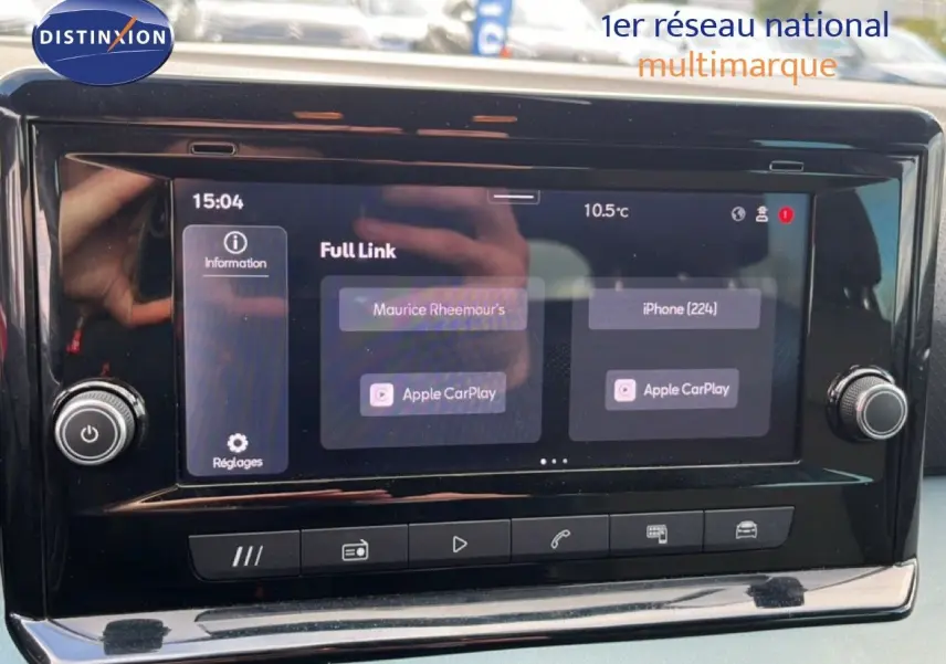 Écran tactile central du SEAT Arona 2025 affichant la connexion Apple CarPlay, avec commandes intégrées en dessous.
