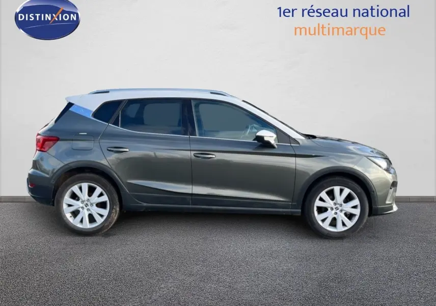 Vue de profil côté droit d'un SEAT Arona gris magnétique avec toit blanc, jantes alliage et lignes dynamiques.