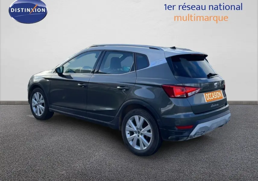 SEAT Arona gris magnétique vu de trois quarts arrière droit, toit noir contrasté et jantes alliage visibles.
