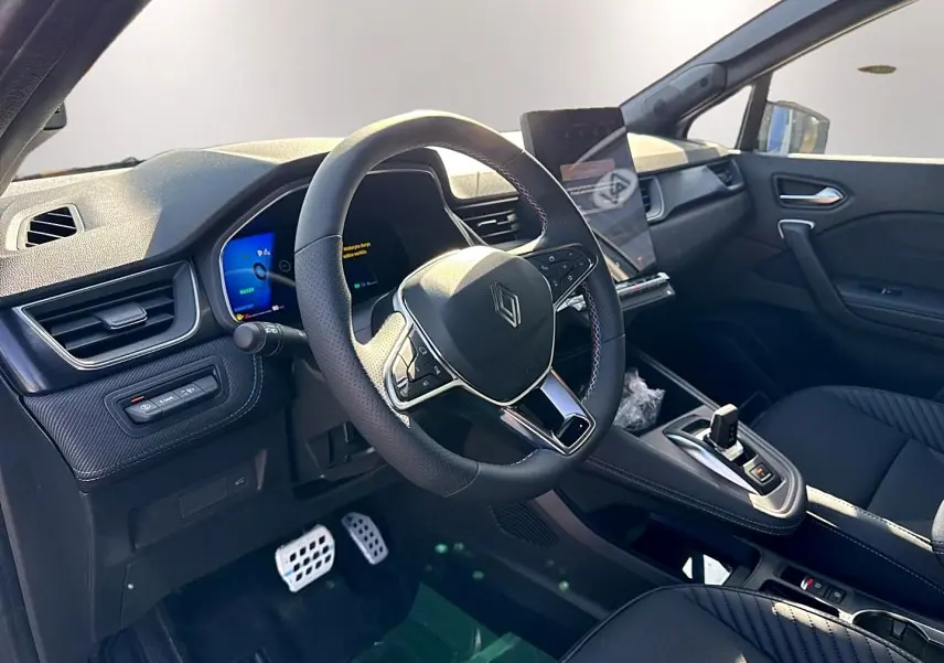 Intérieur de la Renault Symbioz 2026, vue côté conducteur, volant multifonction noir et écran tactile vertical.