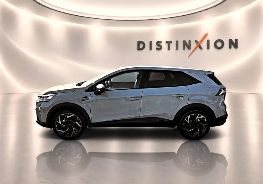 Profil droit de la Renault Symbioz gris rafale avec jantes noires, dans un studio lumineux marqué Distinxion.