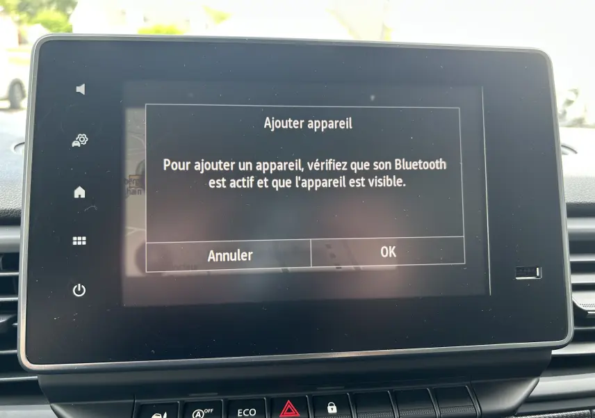 Écran tactile central du Renault Trafic Fourgon 2026 affichant l'interface Bluetooth, vue intérieure frontale.
