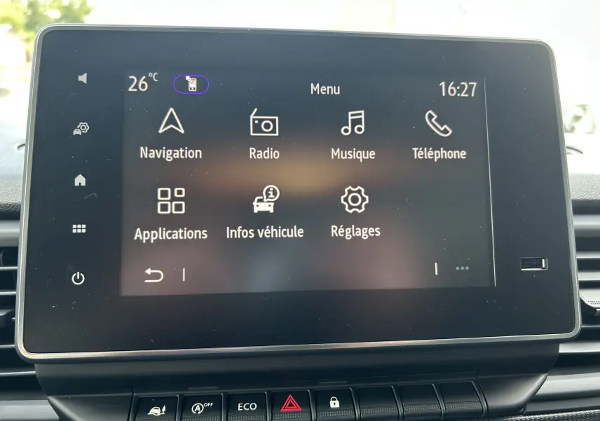 Écran tactile central du Renault Trafic Fourgon blanc, affichant le menu principal avec navigation et réglages.