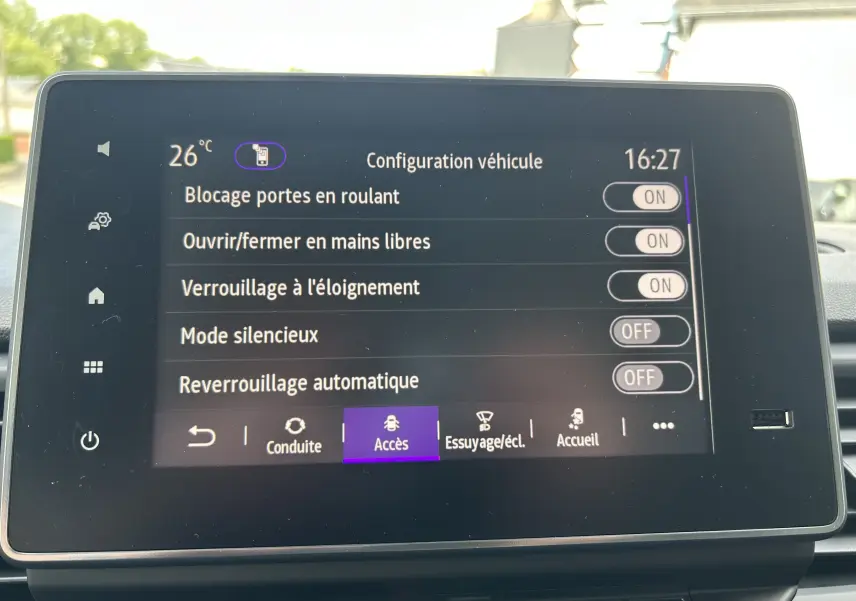 Écran tactile intérieur du Renault Trafic blanc affichant les réglages de configuration véhicule en mode accès.