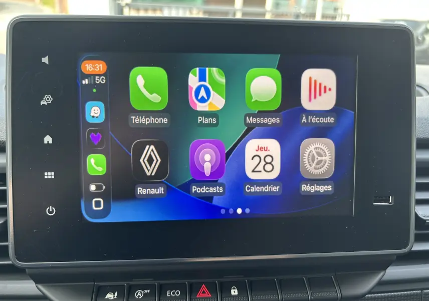 Écran tactile central du Renault Trafic Fourgon blanc, affichant l'interface Apple CarPlay avec plusieurs applications.