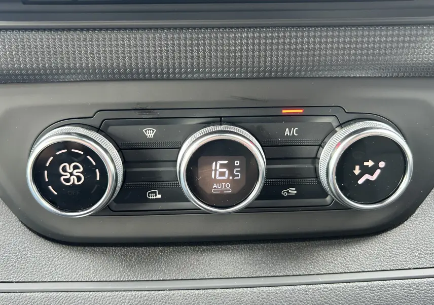 Panneau de commande de climatisation automatique du Renault Trafic, affichant 16,5°C en mode auto.