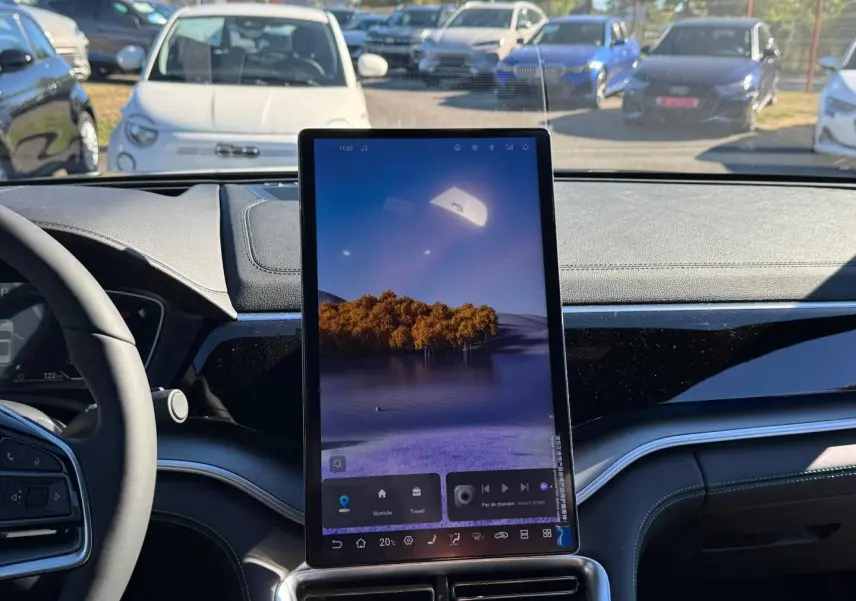 Vue intérieure du tableau de bord du BYD SEAL U 2026 avec grand écran tactile vertical et volant à gauche.