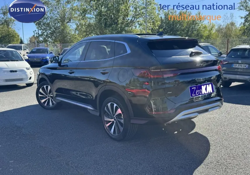Vue 3/4 arrière droite du SUV BYD SEAL U hybride rechargeable noir Obsidian métallisé avec jantes alu et feux LED.