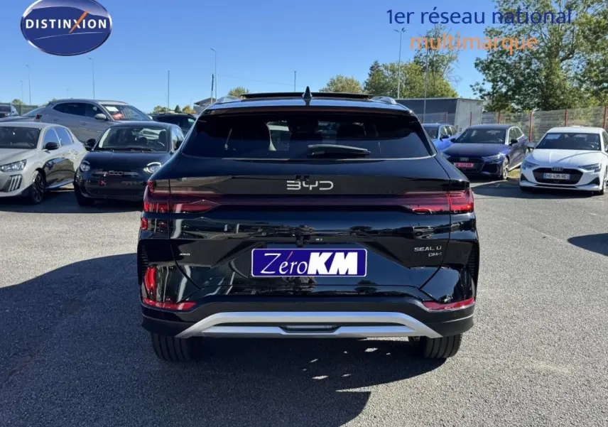 Vue arrière d'un SUV BYD SEAL U hybride rechargeable noir Obsidian métallisé, avec feux LED et toit panoramique visible.