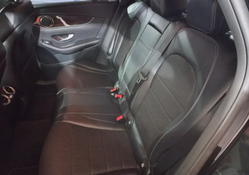 Vue intérieure côté droit des sièges arrière en cuir noir du Mercedes GLC 300 E Business Line 2021