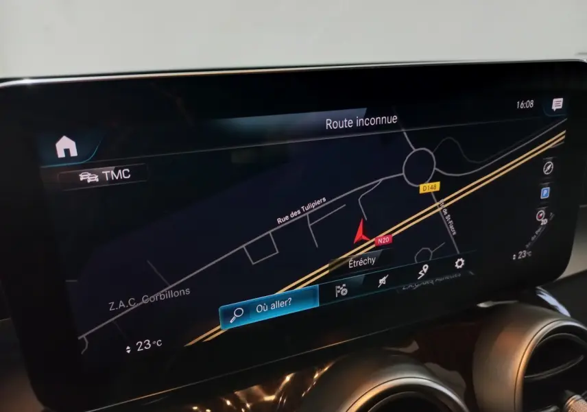 Écran tactile de navigation 10,3 pouces du Mercedes GLC 300 E Business Line noir, vue intérieure du tableau de bord