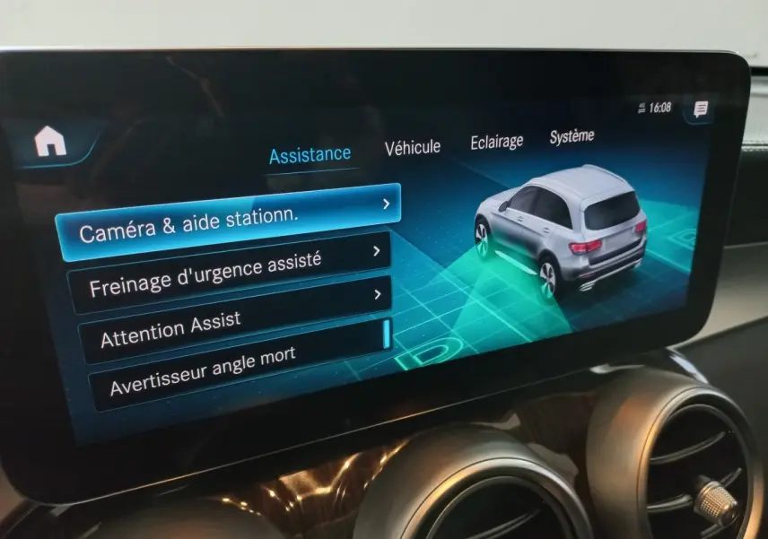 Écran tactile du système d'assistance du Mercedes GLC 300 E Business Line 4MATIC noir, vue intérieure du tableau de bord