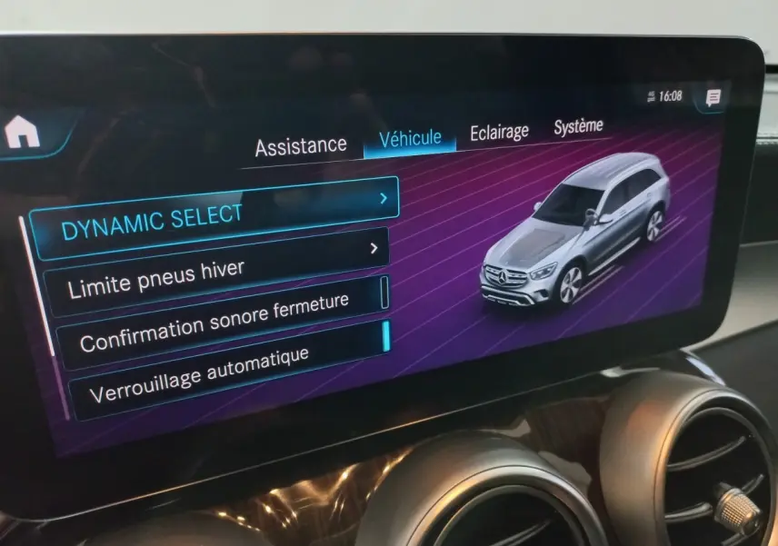 Écran tactile intérieur montrant un menu de réglages avec une illustration 3D d'un Mercedes GLC gris vue de 3/4 avant droit