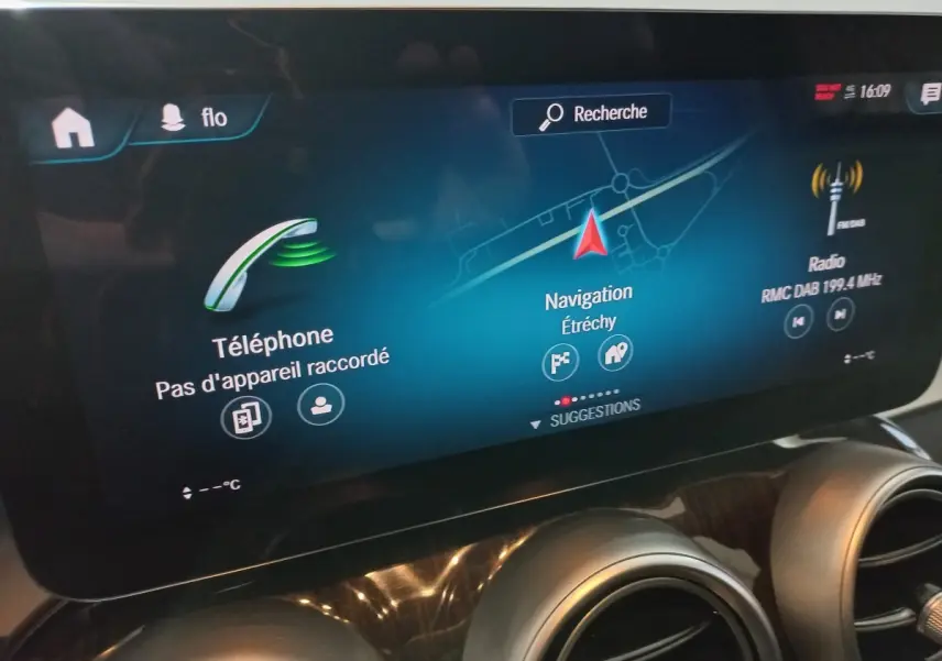 Écran tactile central du tableau de bord du Mercedes GLC 300 E Business Line 2021, affichage navigation et téléphone.