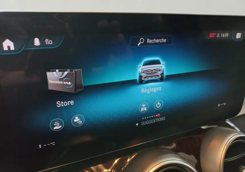 Écran tactile du tableau de bord du Mercedes GLC 300 E Business Line 2021, interface multimédia en bleu.