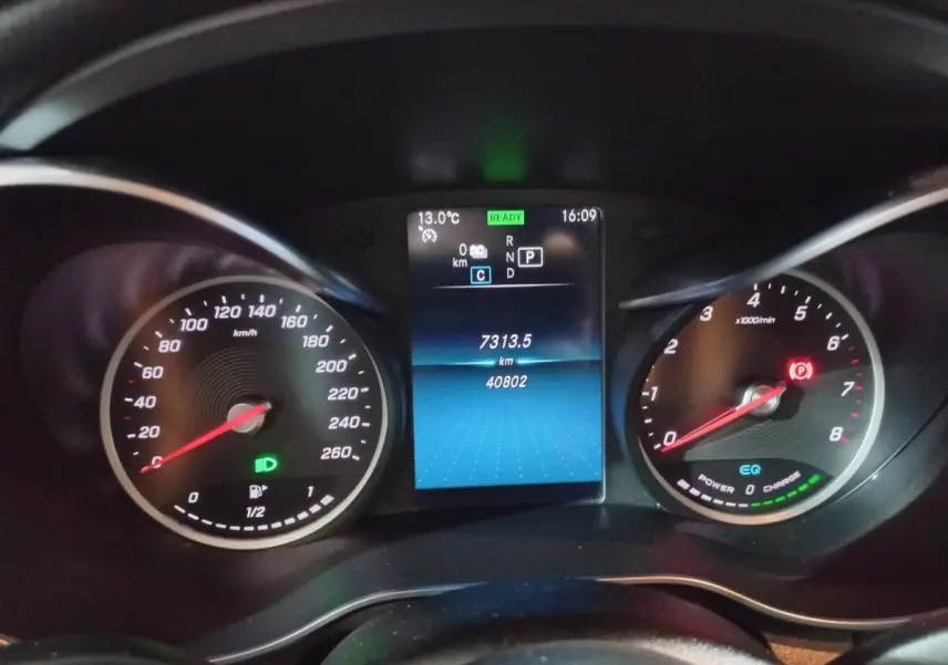 Tableau de bord numérique du Mercedes GLC 300 E noir, affichage central 10,3 pouces et compteurs analogiques.