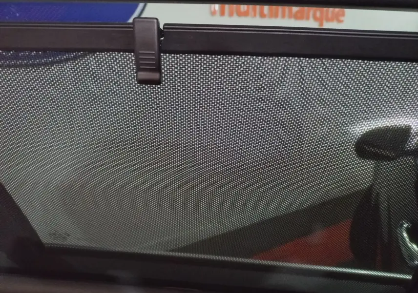 Store pare-soleil arrière en tissu noir sur la vitre latérale droite d'un Mercedes GLC noir 2021.