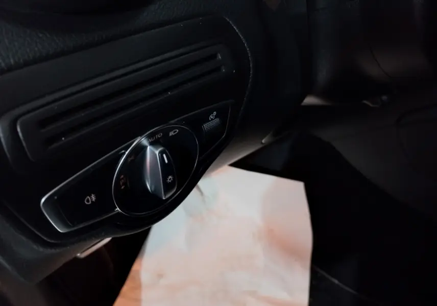 Gros plan sur la commande des phares noire dans l'habitacle du Mercedes GLC 300 E Business Line 2021.