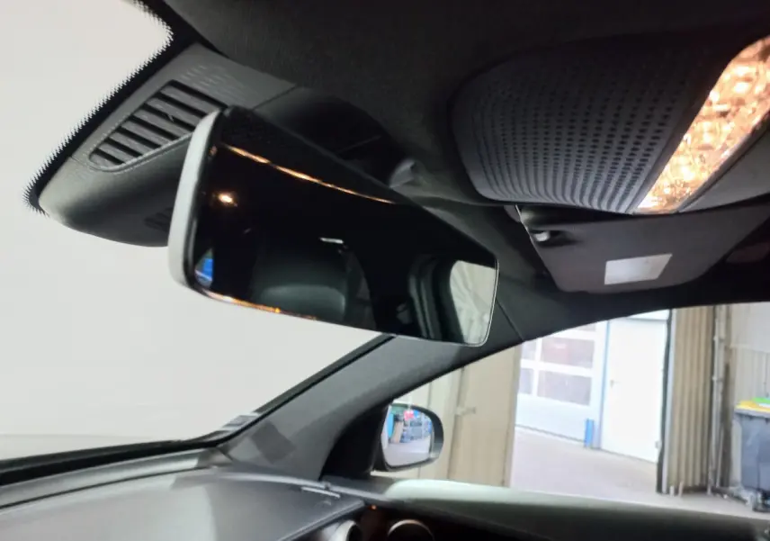 Vue intérieure du rétroviseur central et du plafond avec éclairage, côté conducteur d'un Mercedes GLC noir 2021.