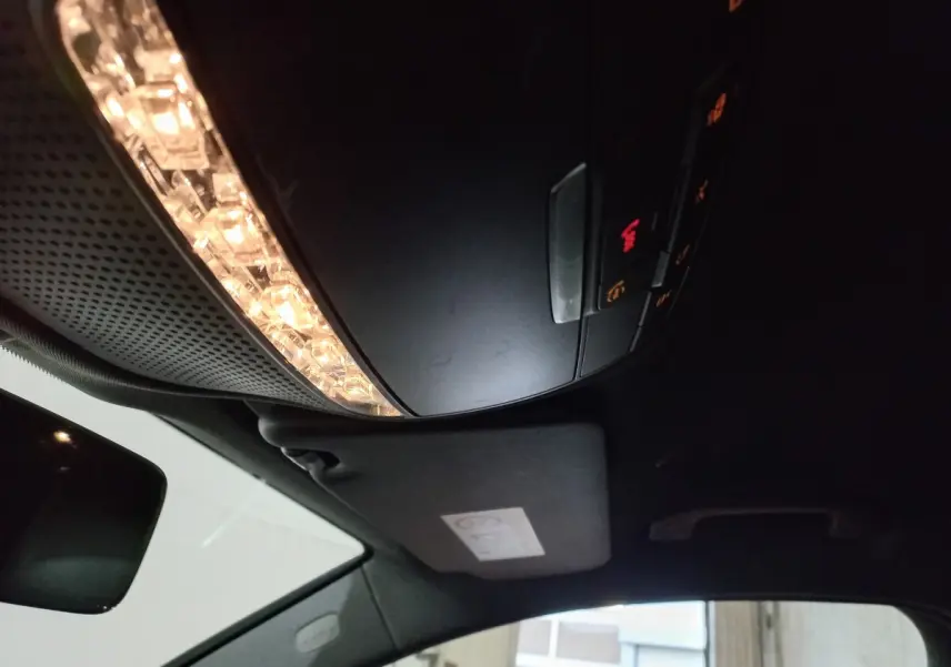 Plafonnier intérieur allumé avec commandes, vue vers l'avant du toit noir du Mercedes GLC 300 E Business Line 2021