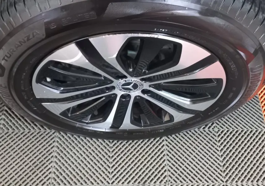 Gros plan sur la jante noire et argentée d'un Mercedes GLC 300 E Business Line 4MATIC 2021 hybride rechargeable.