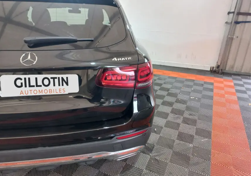 Vue arrière droite d'un Mercedes GLC 300 E Business Line 4MATIC noir avec feux LED et logo 4MATIC visible.
