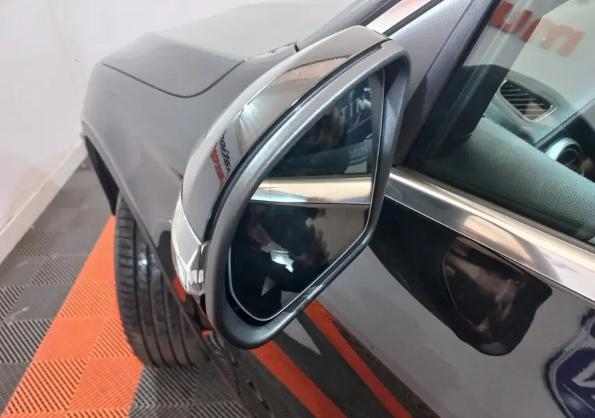 Rétroviseur droit noir brillant du Mercedes GLC 300 E Business Line 4MATIC 2021, vue rapprochée sur carrosserie noire.