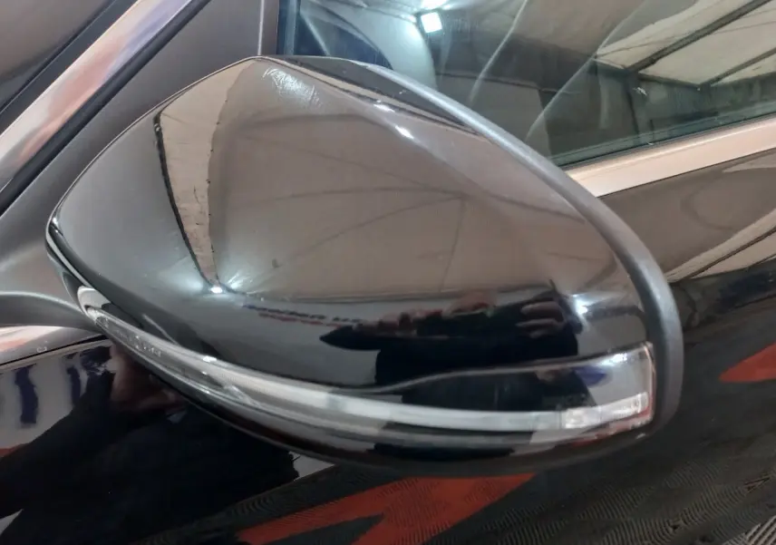 Rétroviseur côté gauche noir brillant avec clignotant intégré sur Mercedes GLC 300 E Business Line 2021 hybride.