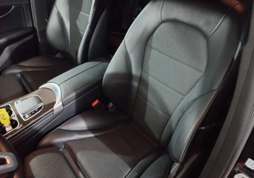 Vue rapprochée des sièges avant en cuir noir et de la console centrale du Mercedes GLC 300 E BUSINESS LINE 2021.