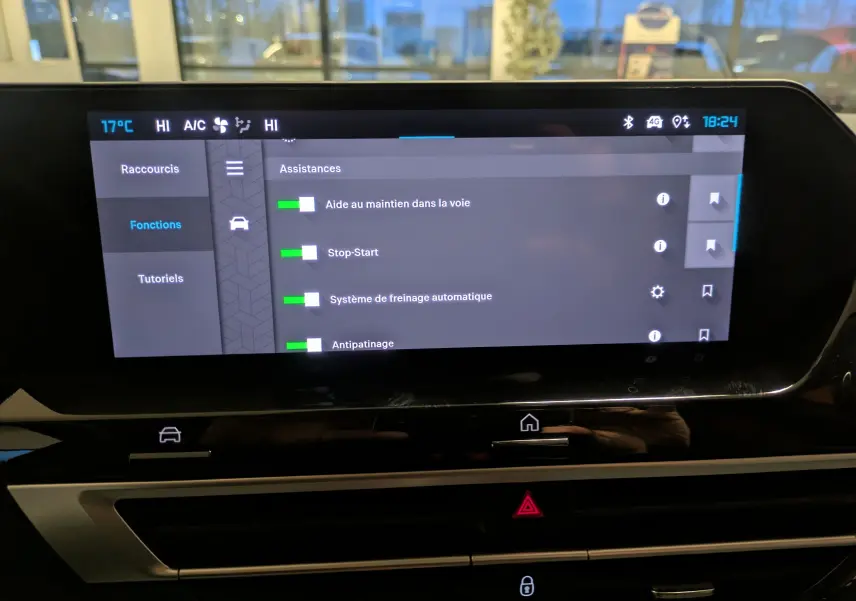 Écran tactile central du tableau de bord de la Citroën C4 Hybride 2025 affichant les aides à la conduite.