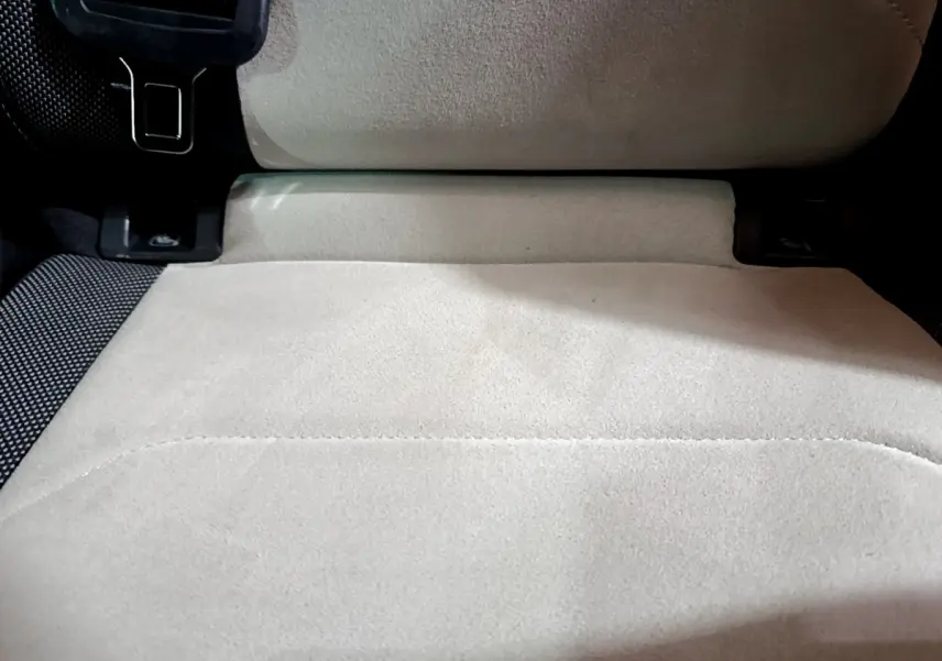 Gros plan sur la partie inférieure beige du siège arrière du Volkswagen Tiguan 2.0 TDI 150 DSG7 Elegance.