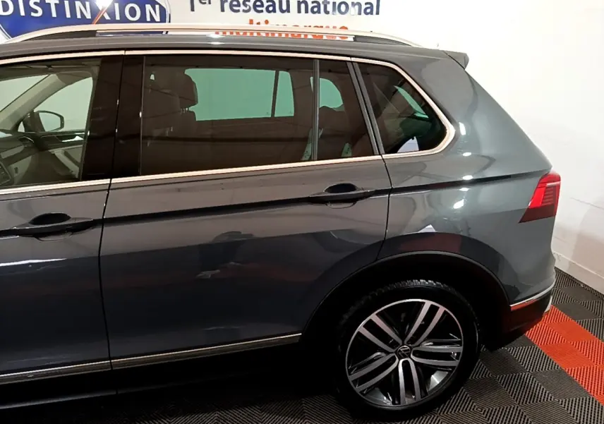 Vue latérale droite du Volkswagen Tiguan gris clair 2022, mettant en valeur les jantes alliage et les vitres teintées.
