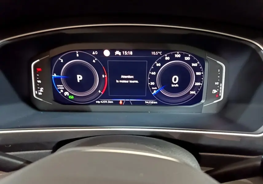 Vue rapprochée du tableau de bord numérique du Volkswagen Tiguan 2.0 TDI 150 DSG7, affichage digital clair.