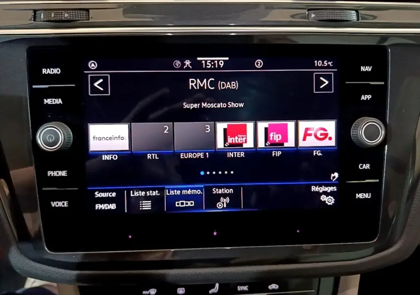 Écran tactile central du Volkswagen Tiguan 2.0 TDI 150 DSG7 Elegance affichant les stations radio, vue intérieure.