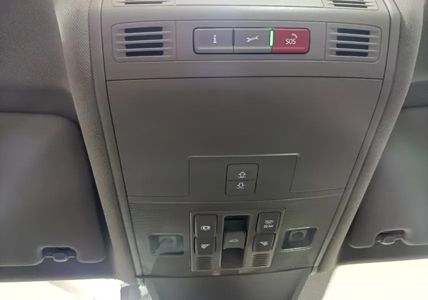 Vue en contre-plongée du panneau de commandes du toit ouvrant et des éclairages intérieurs du Volkswagen Tiguan gris clair 2022.