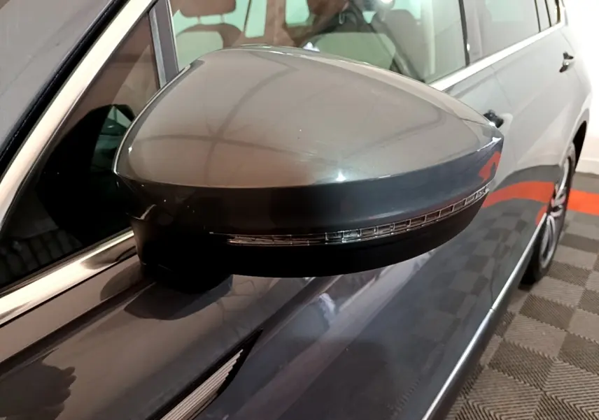 Rétroviseur droit gris clair du Volkswagen Tiguan 2022, avec clignotant intégré, vue rapprochée côté droit.