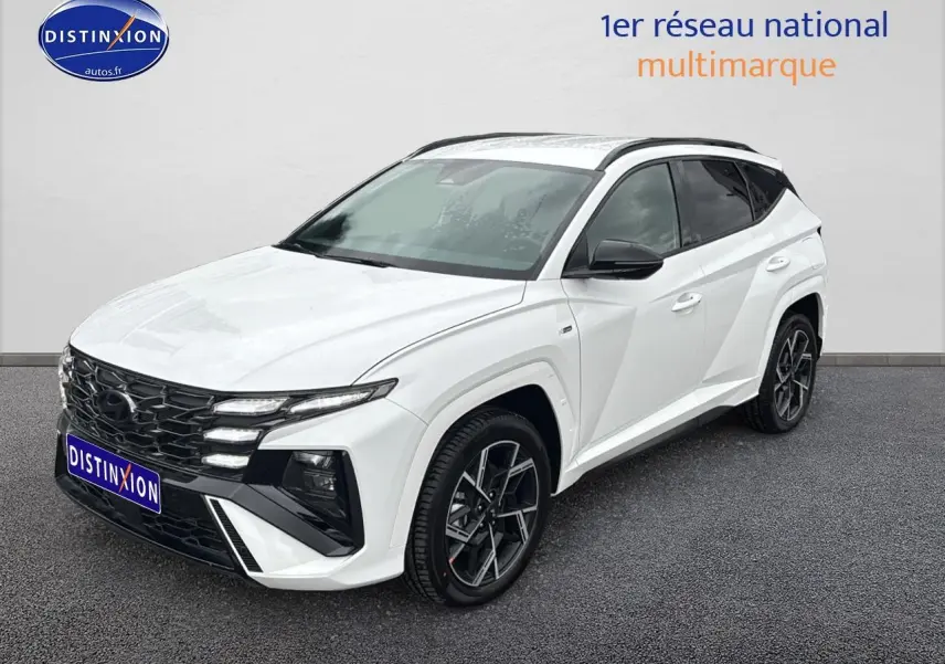 Vue 3/4 avant droite d'un Hyundai Tucson blanc sérénité avec calandre noire et jantes alliage 19 pouces.