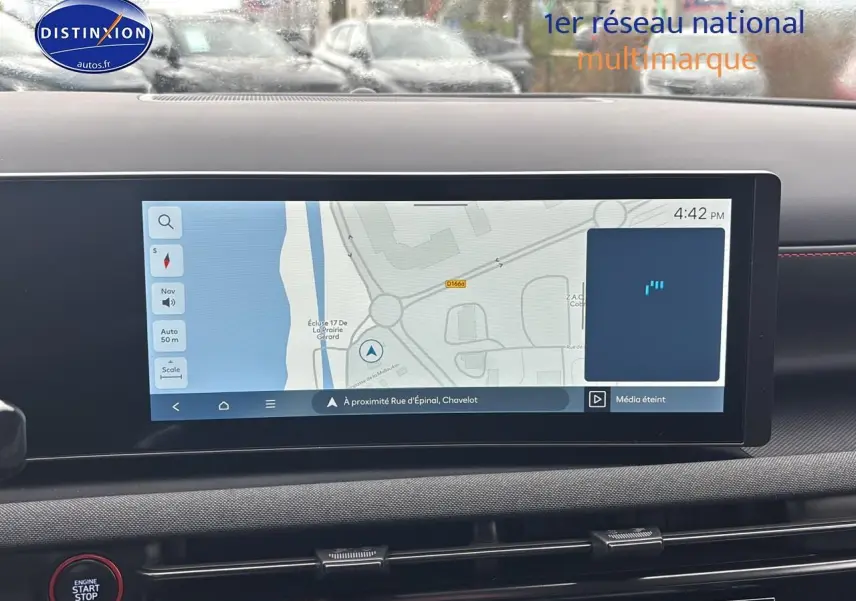 Vue intérieure du tableau de bord du Hyundai Tucson blanc sérénité 2026 avec écran tactile de navigation et détails rouges N Line.