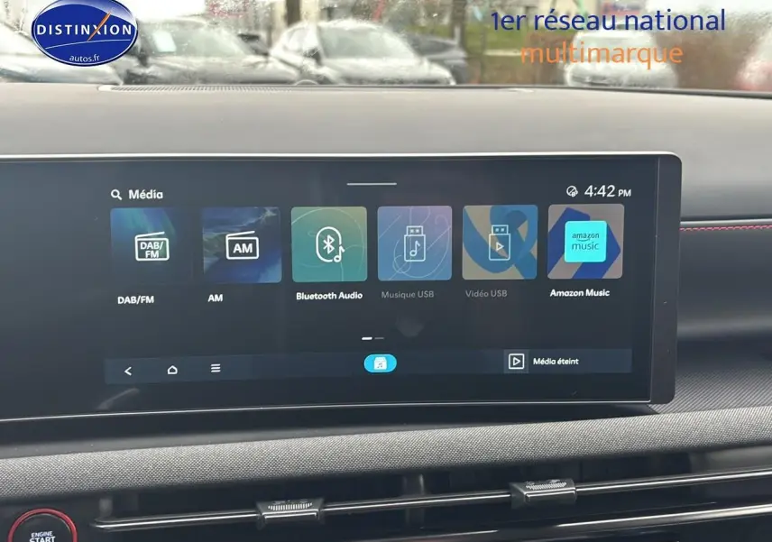 Tableau de bord du Hyundai Tucson blanc, vue intérieure centrée sur l’écran tactile multimédia.