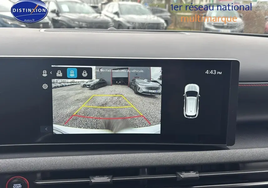 Vue intérieure de l'écran tactile du Hyundai Tucson blanc sérénité, affichant la caméra de recul en marche.