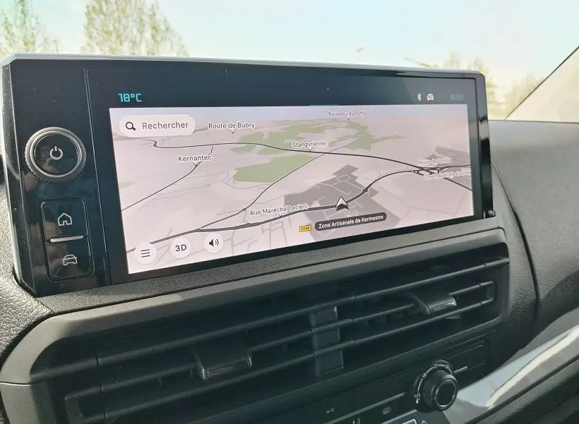 Vue rapprochée de l’écran tactile central du Citroën Jumpy Cabine Approfondie gris titane affichant la navigation GPS.