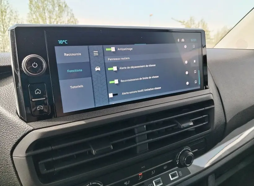 Écran tactile central du tableau de bord du Citroën Jumpy Gris Titane, affichant les réglages d’aide à la conduite.