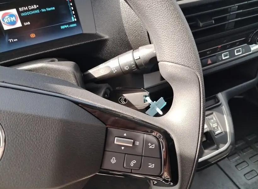 Gros plan sur le volant et le tableau de bord du Citroën Jumpy Cabine Approfondie gris titane, avec commandes au volant visibles.